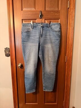 Ava & Viv Light Blue Cropped Women's Jeans